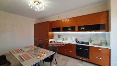 Продаж 3 кімн. з дизайнерським ремонтом