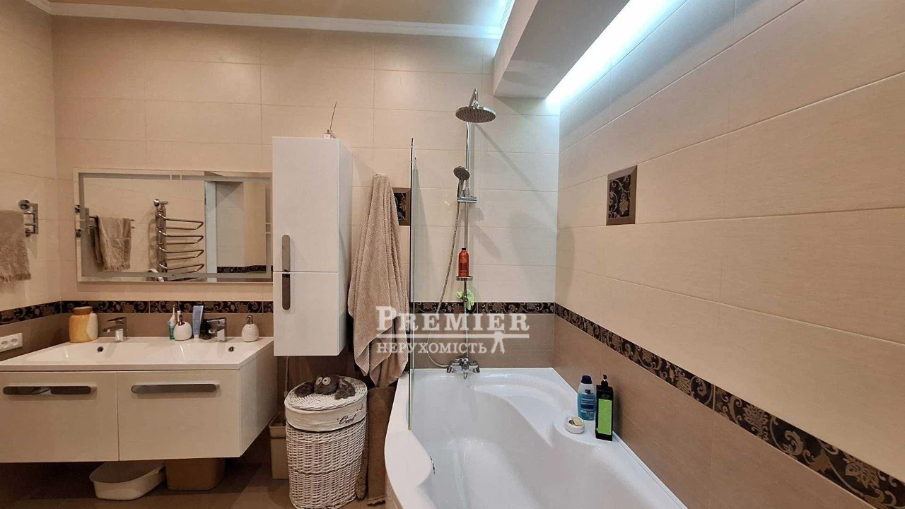 Продаж 3 кімн. з дизайнерським ремонтом