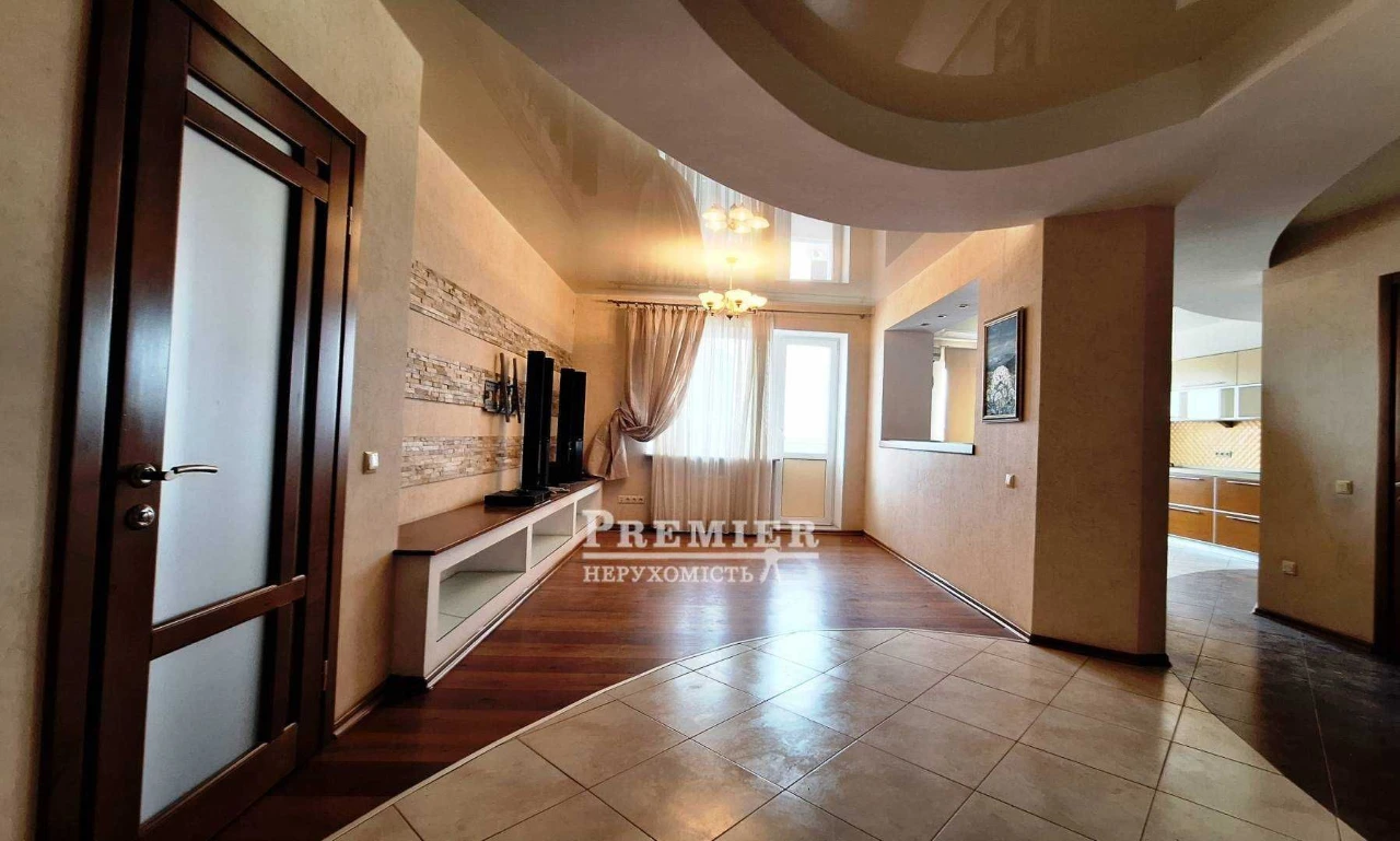Продам 3-кімнатну квартиру 107 м.кв. з гарним ремонтом.