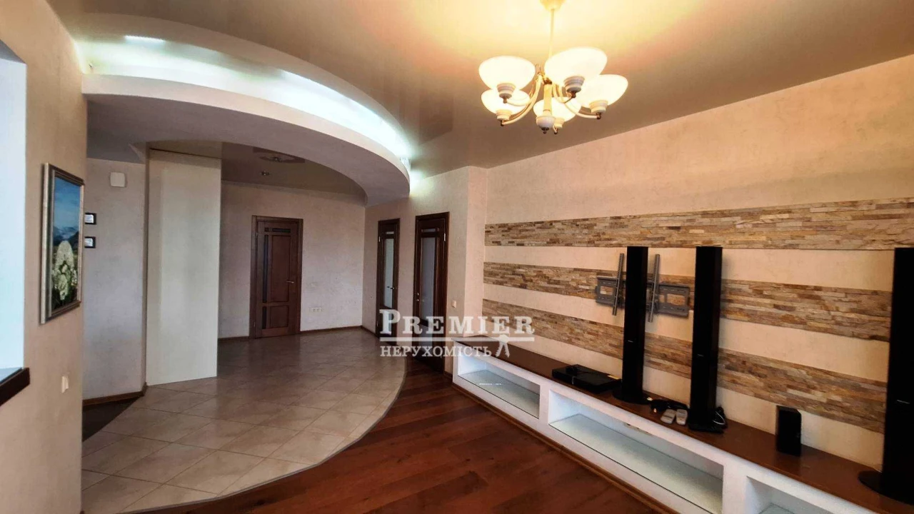 Продам 3-кімнатну квартиру 107 м.кв. з гарним ремонтом.