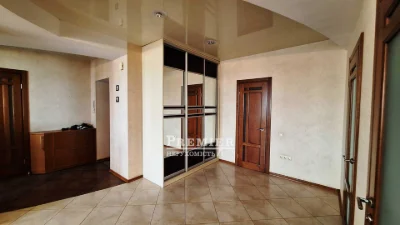 Продам 3-кімнатну квартиру 107 м.кв. з гарним ремонтом.