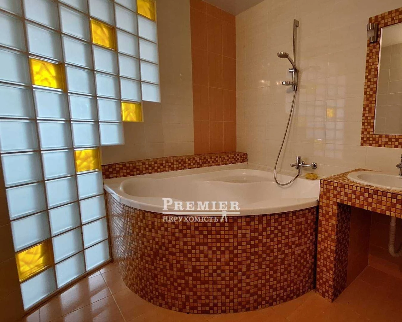 Продам 3-кімнатну квартиру 107 м.кв. з гарним ремонтом.