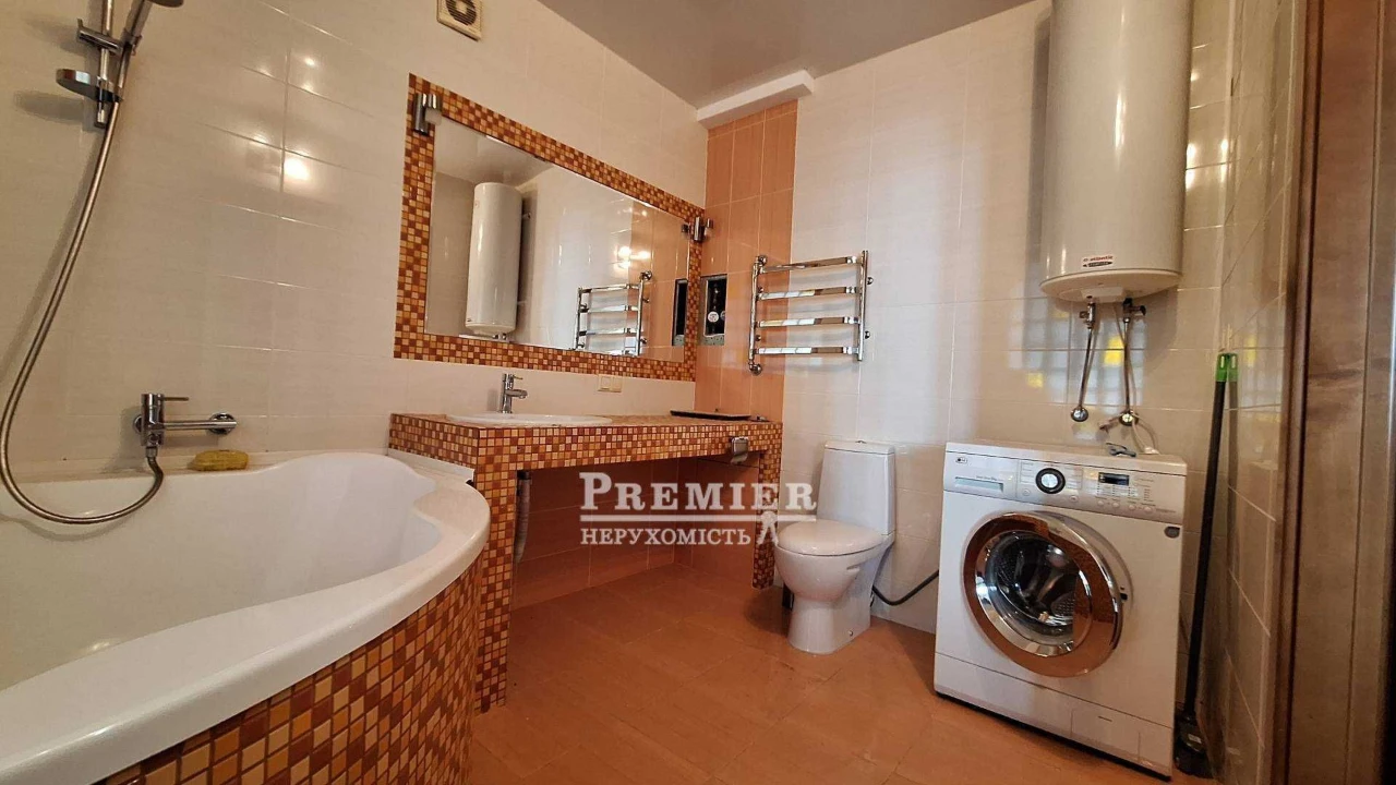 Продам 3-кімнатну квартиру 107 м.кв. з гарним ремонтом.