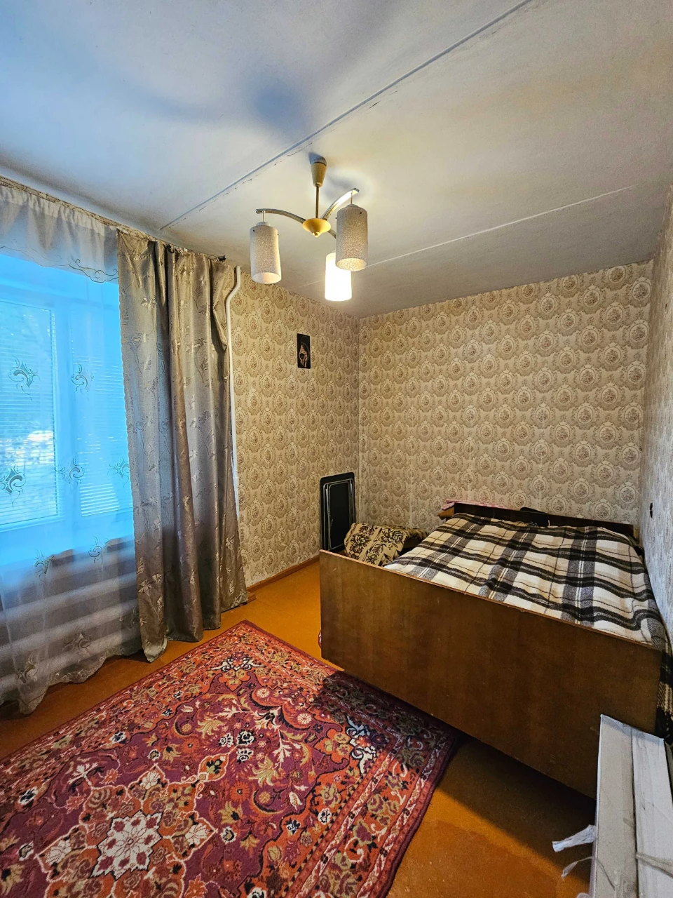 Продаж 3-кімнатної квартири в районі чорного АТБ
