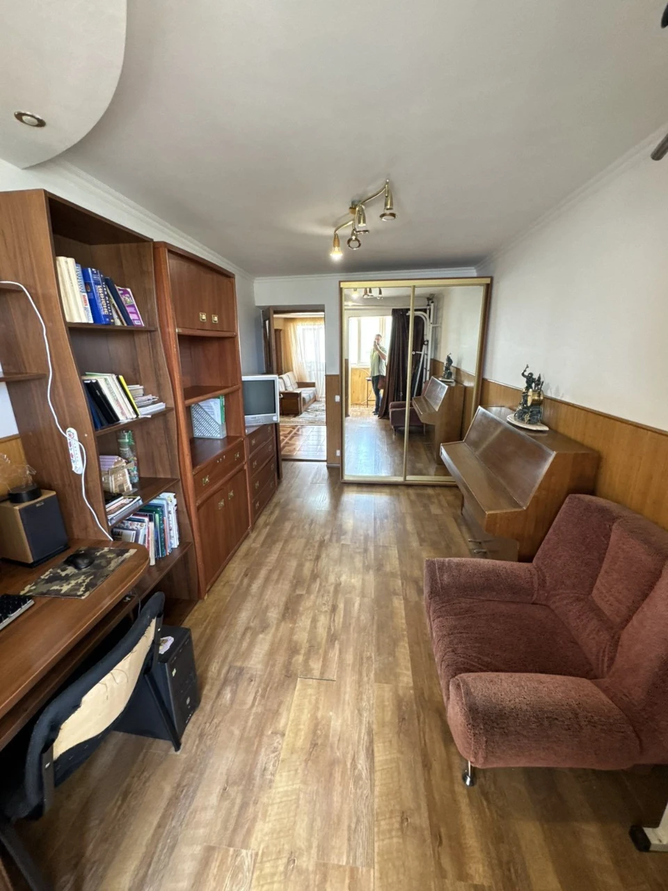 продається 4 кімнатна квартира з меблями та ремонтом