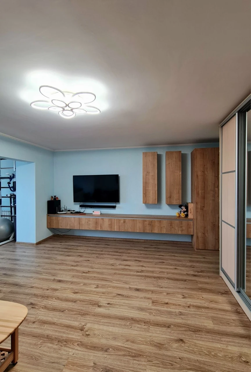 Sale of a 2-room apartment 72 m² with furniture and appliances!