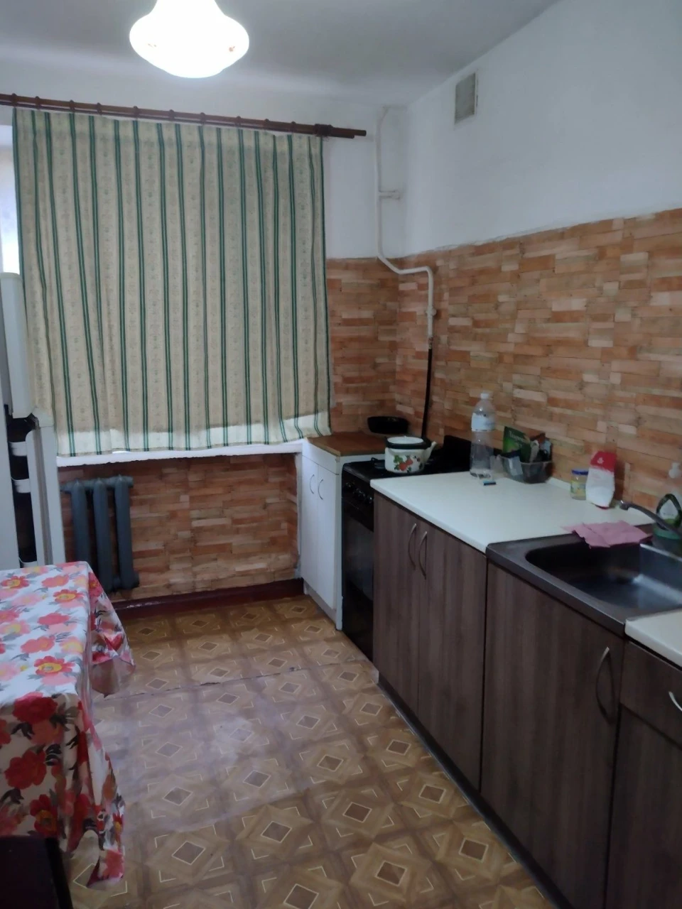 Продається чотирикімнатна квартира на першому поверсі 77 м²