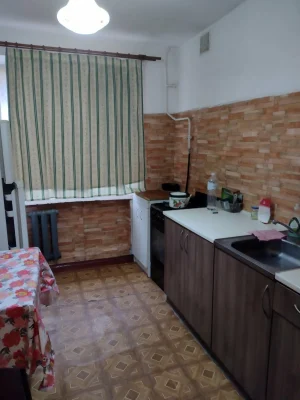 Продається чотирикімнатна квартира на першому поверсі 77 м²