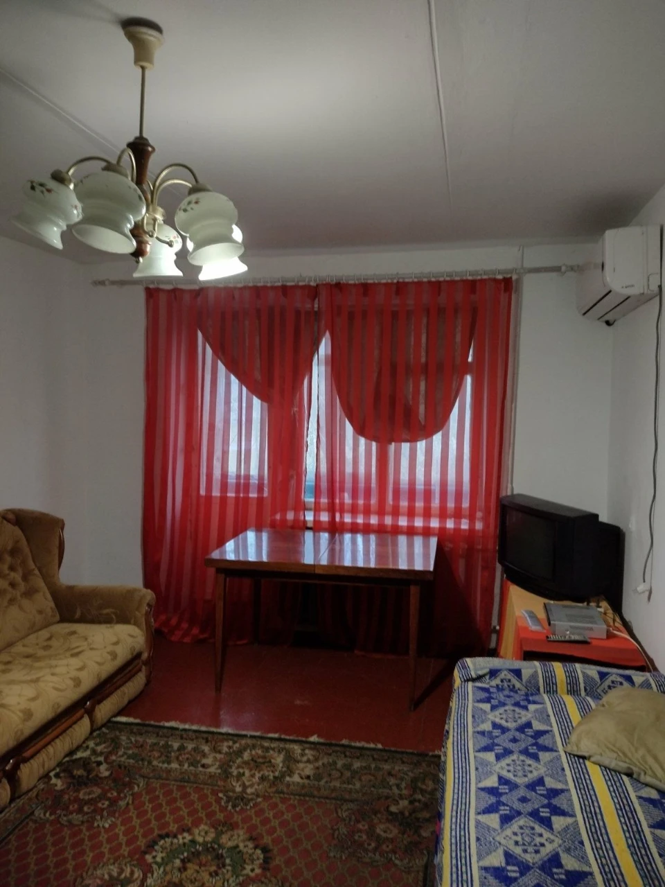 Продається чотирикімнатна квартира на першому поверсі 77 м²