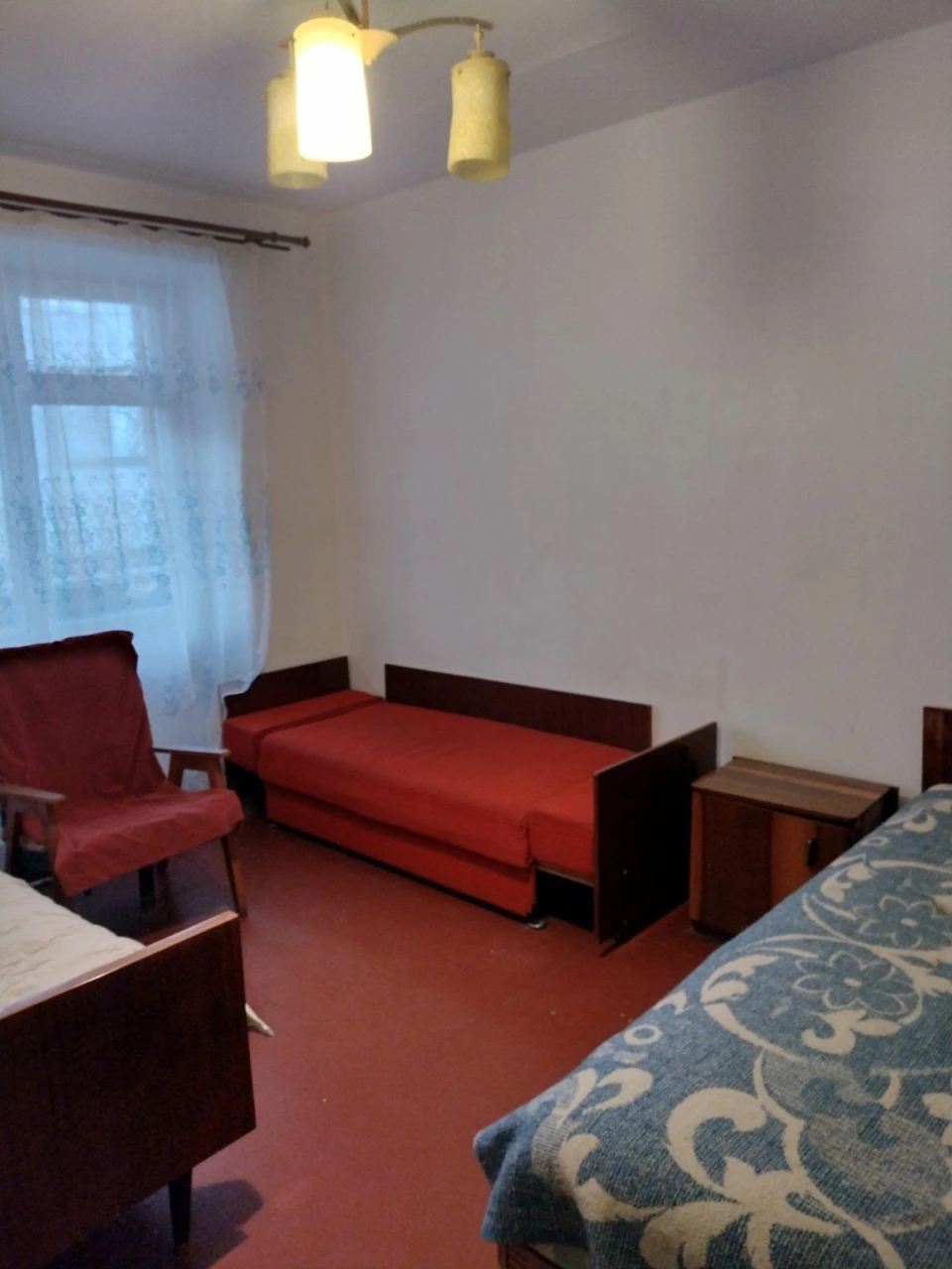 Продається чотирикімнатна квартира на першому поверсі 77 м²
