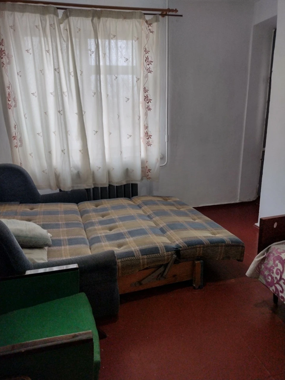 Продається чотирикімнатна квартира на першому поверсі 77 м²