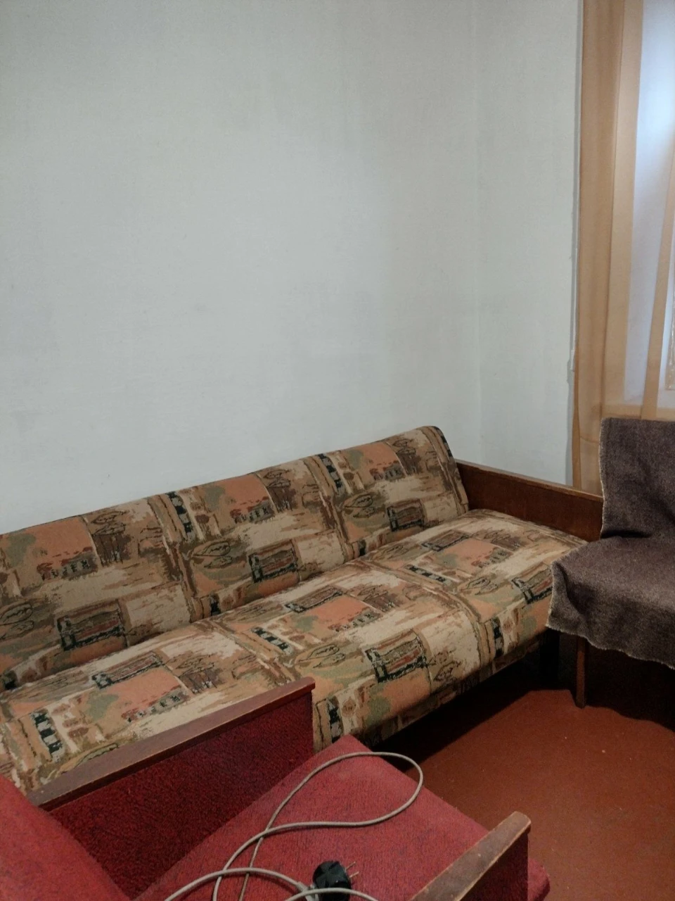 Продається чотирикімнатна квартира на першому поверсі 77 м²