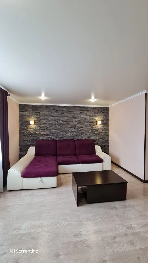 Spacious 2-bedroom apartment near Park Lake!
