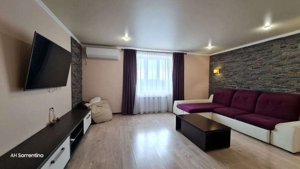 Spacious 2-bedroom apartment near Park Lake!