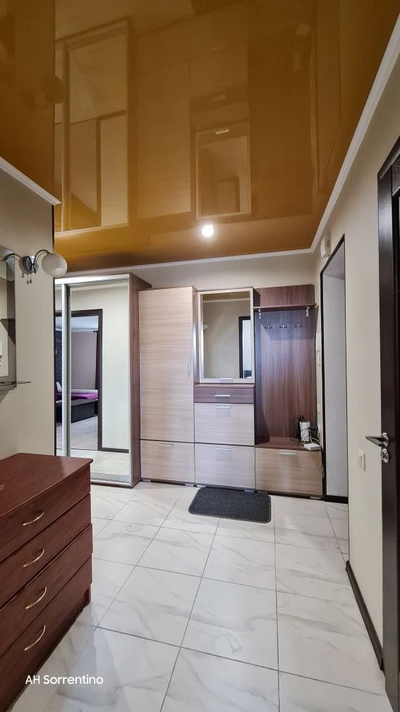 Spacious 2-bedroom apartment near Park Lake!
