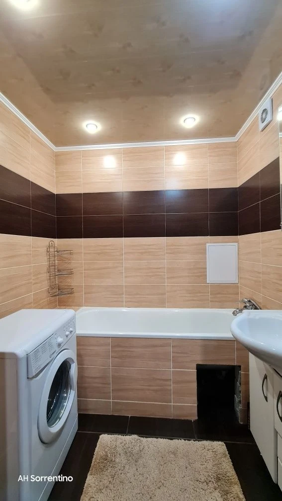 Spacious 2-bedroom apartment near Park Lake!