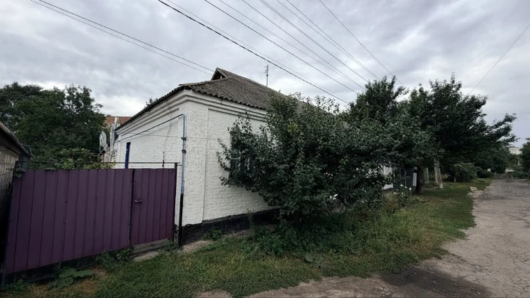 Часть дома в центре города Лохвица с двориком, отдельный вход