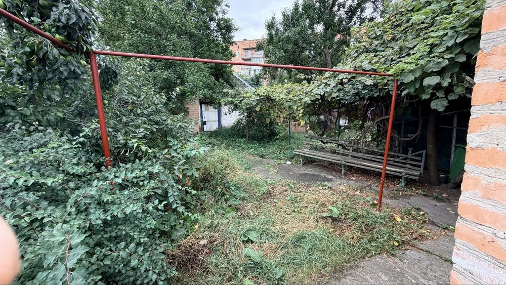 Частина будинку в центрі міста Лохвиці з двориком, вхід окре