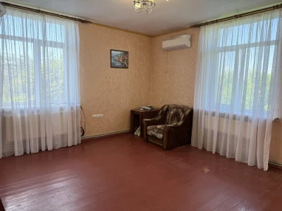 Продається 2-кімнатна квартира з гаражем, погребом та окремим