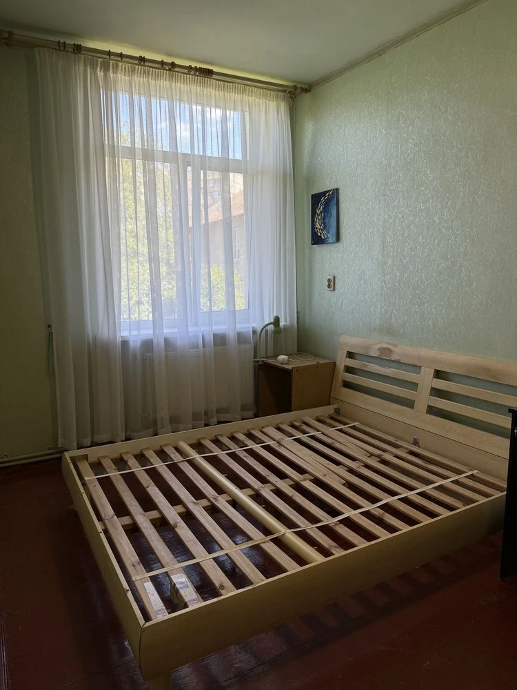 Продається 2-кімнатна квартира з гаражем, погребом та окремим