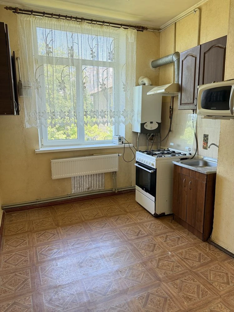 Продається 2-кімнатна квартира з гаражем, погребом та окремим