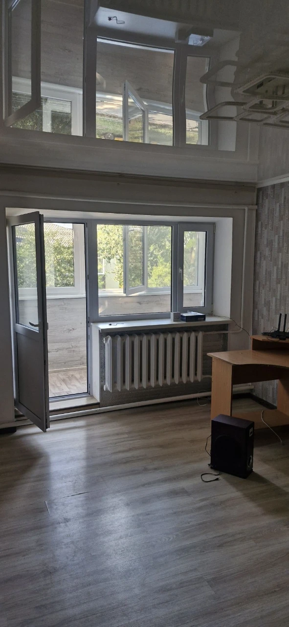 Продається 2-кімнатна квартира 60,7 кв.м. в місті Хорол, район ДРП.