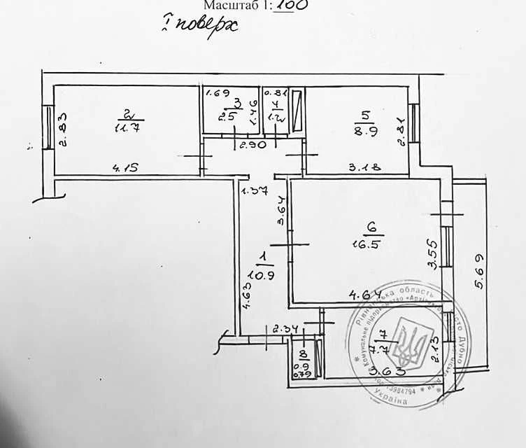Велика трикімнатна квартира з автономним опаленням на Базарч