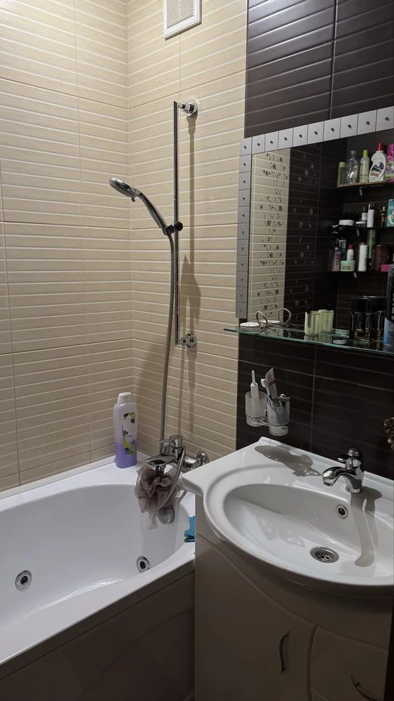 Продам трьохкімнатну квартиру м-Перемоги 12