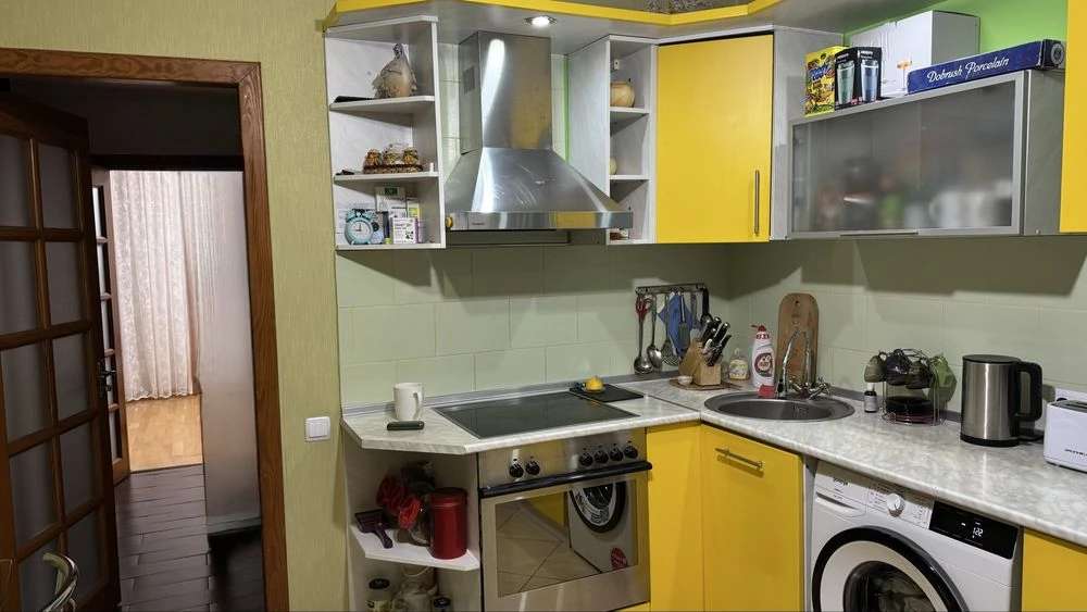 Продам трьохкімнатну квартиру м-Перемоги 12