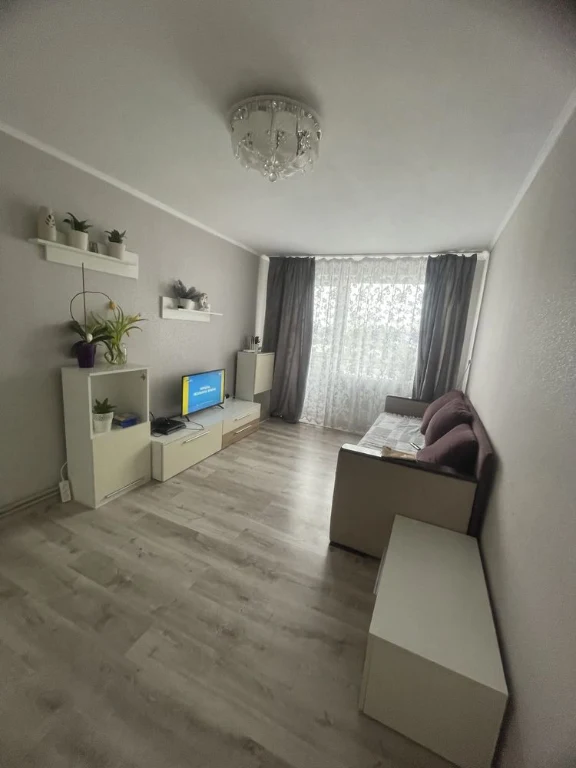 Продам квартиру 2 х кімнтану з меблями,район 2 школи