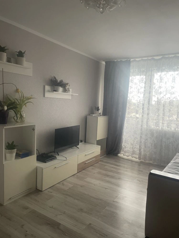 Продам квартиру 2 х кімнтану з меблями,район 2 школи