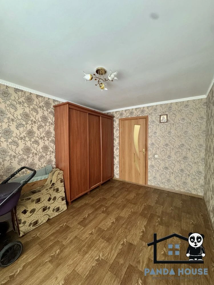 Продається 3-кімнатна квартира з власним подвірʼям.