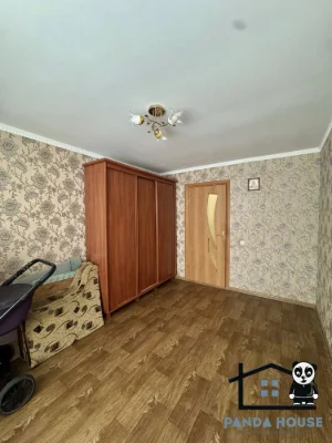 Продається 3-кімнатна квартира з власним подвірʼям.