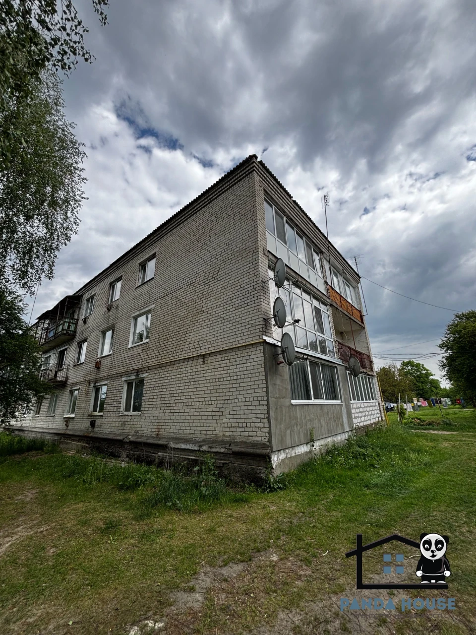 Продається простора 3-кімнатна квартира в затишному районі с