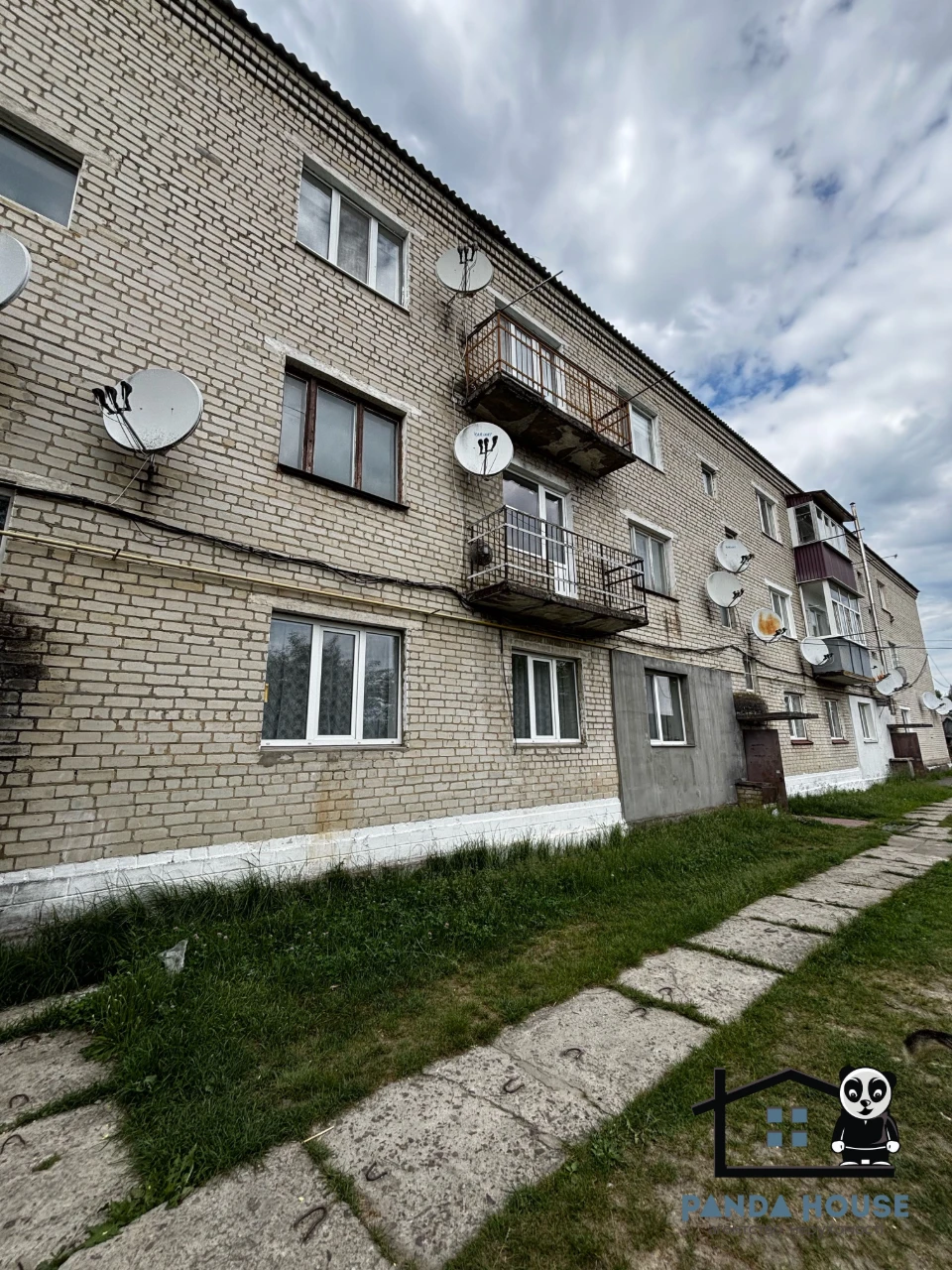 Продається простора 3-кімнатна квартира в затишному районі с
