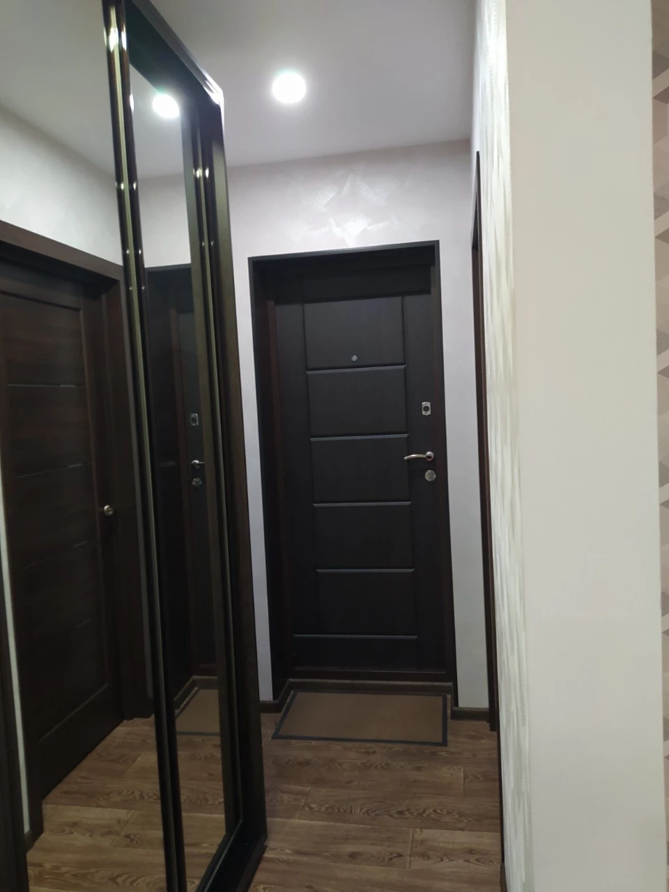 Квартира з капітальним ремонтом + гараж та погреб
