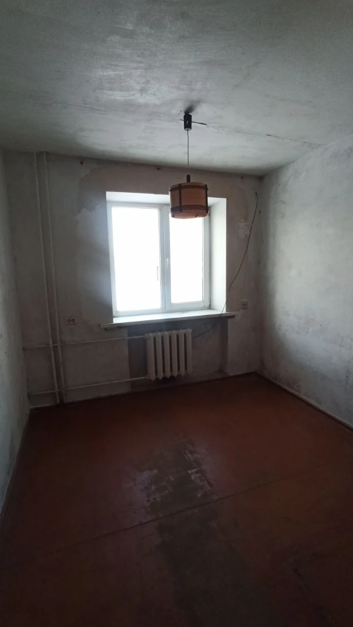 Продам 2-кімнатну квартиру-гуртожиток у м.Конотоп,район Загр