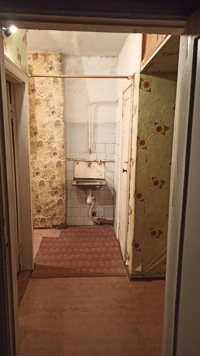 Продам 2-кімнатну квартиру-гуртожиток у м.Конотоп,район Загр