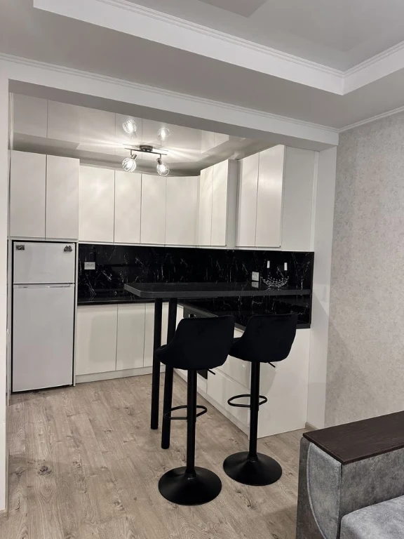 Продається 2-кімнатна квартира з кухнею-вітальнею та окремою