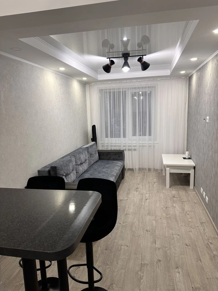 Продається 2-кімнатна квартира з кухнею-вітальнею та окремою