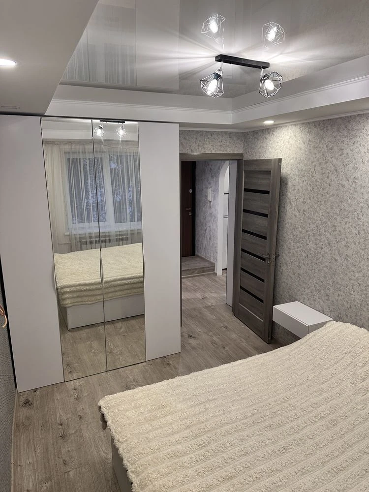Продається 2-кімнатна квартира з кухнею-вітальнею та окремою