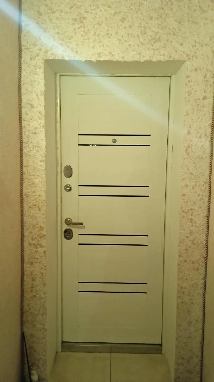 Selling 3-room apartment renovated for residential or business use