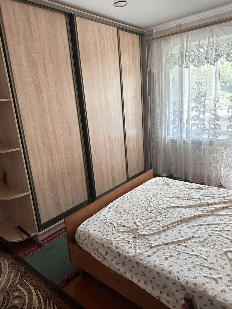 Продати квартиру 3-х кімнатну