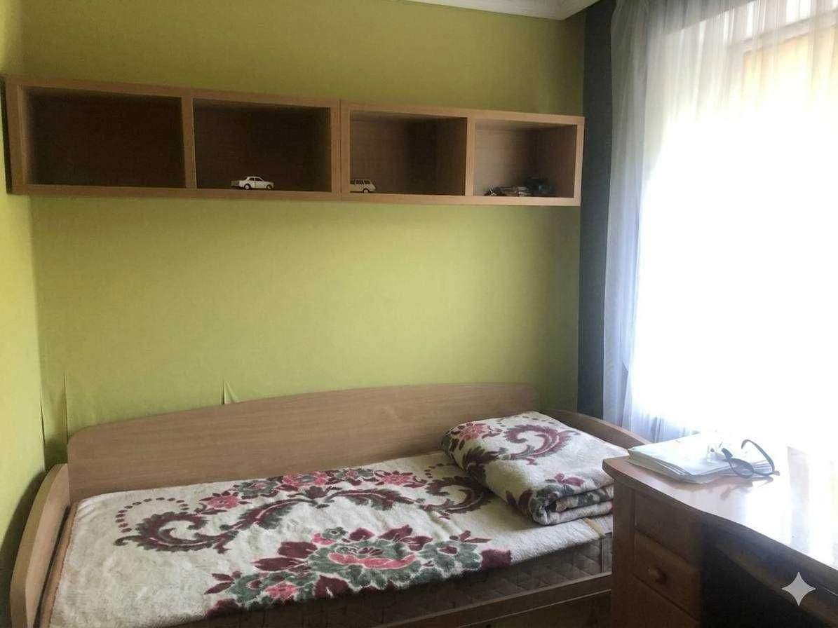 Продається 3-кімнатна квартира з гаражем у місті Збараж