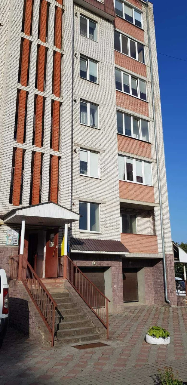 дворівнева сира 3-кімнатна квартира