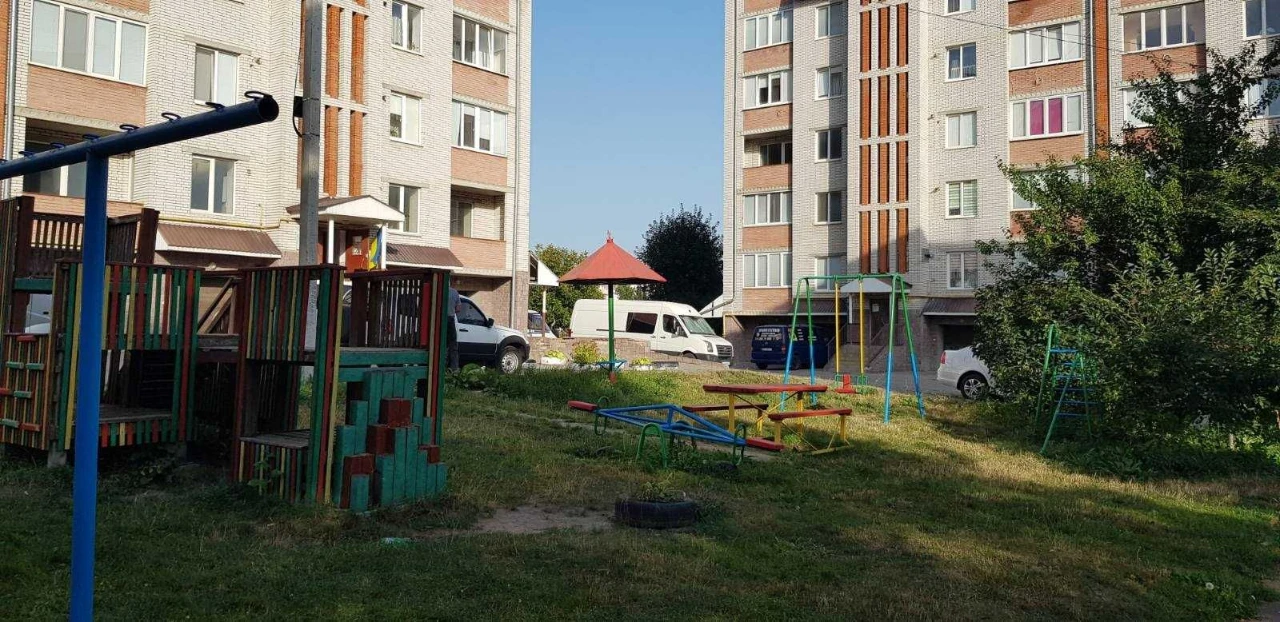 дворівнева сира 3-кімнатна квартира