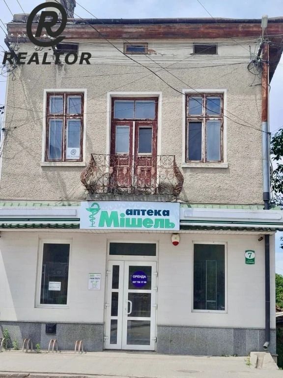 Продається 2-кімнатна квартира в самому центрі міста. Чорткі