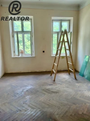 Продається 2-кімнатна квартира в самому центрі міста. Чорткі