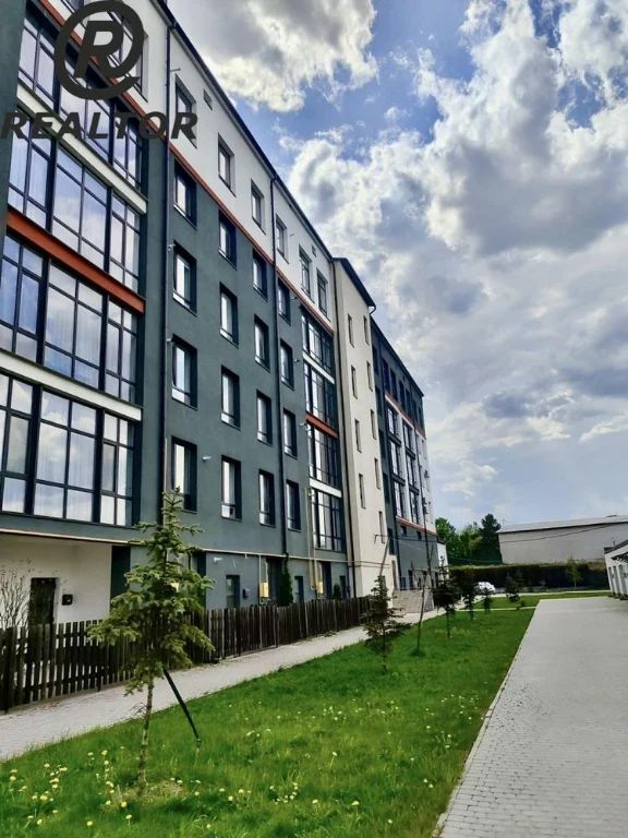 Продається 3-кімнатна квартира з гаражем в новобудові. Чортк