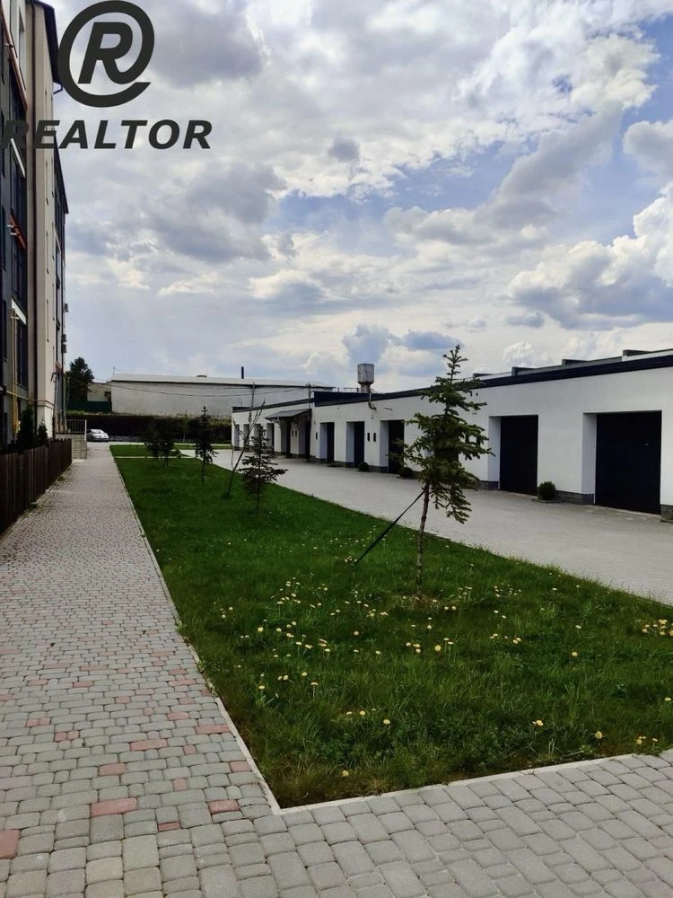 Продається 3-кімнатна квартира з гаражем в новобудові. Чортк